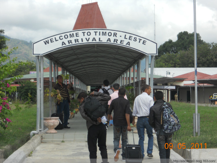  "欢迎来到东帝汶"--公司早就派了一辆大巴在机场门口接我们