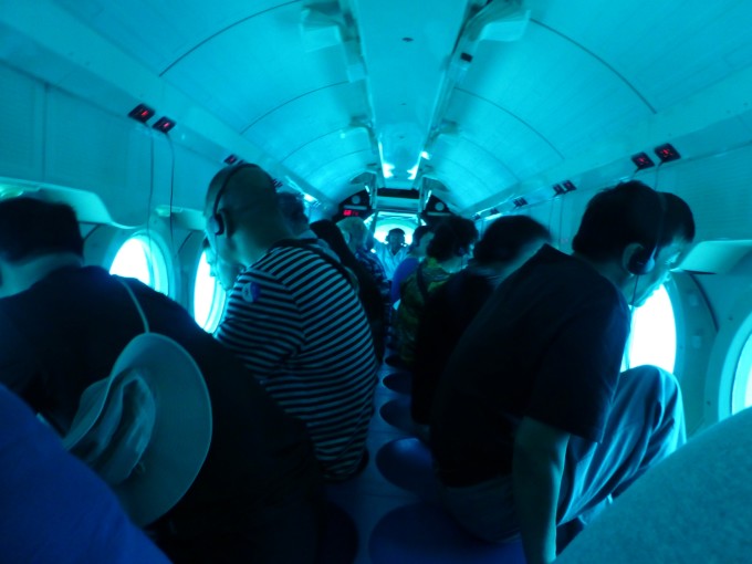 在忙碌了大半年后,终于迎来了我们夏威夷蜜月之旅! 由于跟团的各种限制,我们毅然决然地选择了自由行。说走就走的那种,当美领馆的签证官对我们说通过后,当晚立即在携程上订下了上海直飞Honolulu的往返机票,东航,单程九个多小时。 关于酒店,我在booking.com上订,特别满意茂宜岛上的The whaler on kaanapali beach,没有万豪的奢华,倒也很舒适,就在捕鲸人村隔壁,人非常少,基本没遇上中国人,全是老外,离大型超市也近,有私人沙滩,泳池,有自己厨房。吃完晚饭下楼漫步沙滩,看落日