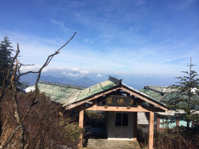 这天回到宾馆都早早睡了,因为第二天四点半就要起床坐车上山!!!我们住的地方离山顶还有一百多公里,所以一般都是坐车坐到雷洞坪停车场,再爬。从哪里再到山顶已经很近了。 第二天,早早起来准备坐车上山,这里还有个小提示,千万不要让宾馆的人帮你买上山的车票,他会多收你三十块钱,自己去游客集散中心买票。不过宾馆买的票附带一个导游,但是自我感觉导游很坑,他们带队上去都是坐索道,而且爬山本来就是自由自在的事。被他们束缚多不舒服。 我们是上了吃才知道有导游,果断说我们不用,让他们把车票给我们。下了车,我们就开始自己走了。