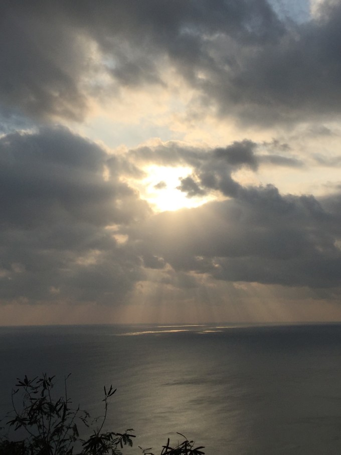 太原路64号大同区10356台北市台湾 (电话: +886225505005) 行程:机场-----台北车站------国父纪念馆-----101-------西门町(捷运,即地铁) 原计划:早上6点出门过皇岗口岸关(大通证),下楼坐B1到元朗警署下车,到对面元朗广场转坐E34B到机场。 实际:包了保姆车,两家人共800元人民币,平均一家400,相当贵。早上5点在小区门口接上后直接送到香港机场航站楼。 原来订的飞机是10:05分起飞,由于早班机有空位,值机人员主动给我们改签到了大约8点前的飞机了。比较幸运
