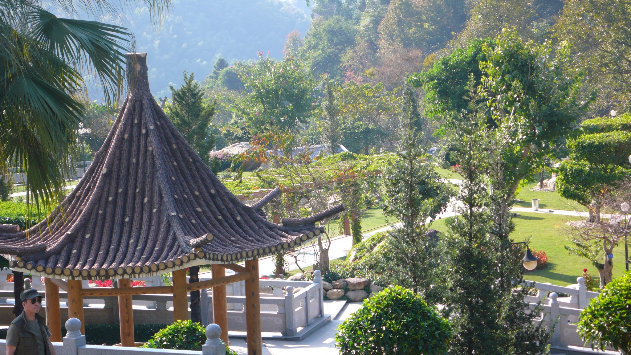 灵光寺位于广东省梅州市梅县区雁洋镇阴那村阴那山五指峰西麓半山