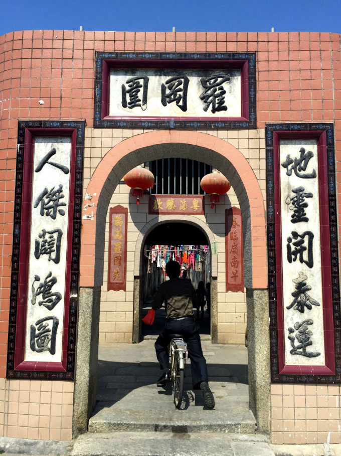 --> 范和村地处平海半岛西北端,大亚湾畔,背靠莲花山脉狮头岭,距惠东县城25公里处;村中罗冈围古围屋、清代古戏台、圣旨牌匾等保存完好的文物古迹,展示出深厚的人文底蕴获评广东十大最美古村落。 走进范和村,整洁的村容,古朴的古围屋,宁静的范和港,让人沉醉于悠长古风之中。围屋是范和古村落的主体形态建筑,其中要数罗冈围、吉塘围最为著名,它们是范和村最具有历史、文物价值的古建筑遗产。高周兴介绍说,这些围屋通常有一个主要的出入通道,以城堡式来营造族群居室的布局,放眼全国都很少见,具有非常高的研究和开发价值。另