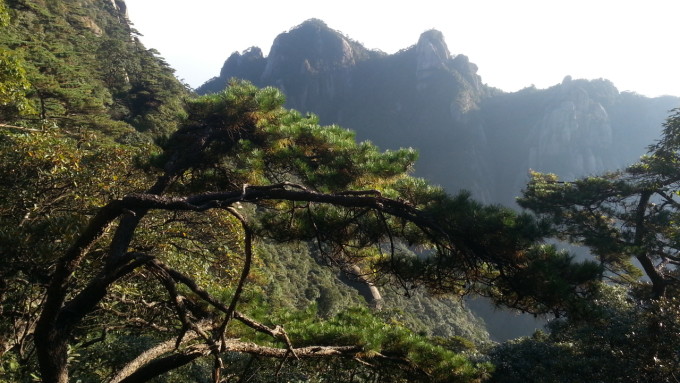 三清山风景名胜区 _风景520 双溪索道下 8点半出发,差不多9点半到,走到徒步口进去, 10点钟正式开始登山 12点30分到达双溪索道上的地方,中间绕到了万寿园 13点半到达大三清酒店,办理入住 短暂休整后,14点多继续出发爬山 由于想在日落时间到西海岸栈道,决定不走寻常路,逆时针从日上平台到禹皇顶方向,到