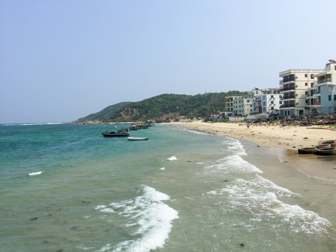 海安下高速,在海安的加油站里问了一个海口的司机,他说去海口从海安的北港码头过海比较快,因为那是火车渡船比较准时,我到徐闻加油站的时间是晚上8点多,我想反正是过海坐船的,在船上可以休息,就直接去海南过夜吧,就按照刚才海口司机说的去北港码头过海,顺着指路牌很快就到了码头,车辆不多,买好票一车一人419元,等了又40分钟,来船了上船,我排在前面,上船后被安排在出口处,第一辆车上岸,渡船实行人车分离,司机不能留在车上,全部进船舱休息,我的睡觉计划被打乱了,只好和所有的司机一样进船舱休息,还好这般是快船,一个多小时