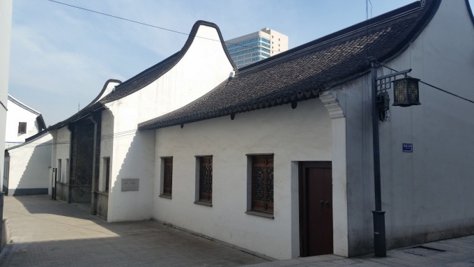 常州之行的第二日,早晨起来,心里想着,今天该出发到下一站淮安了,在搜索常州的百度地图时,看到县学街的尽头,沿着延陵西路,就是古常州历史有名的前北岸、后北岸历史文化街区,县学遗址的隔壁,那个基督教堂顶端尖尖的十字架,下面就会看到历史街区的道台府衙门,紧邻着赵翼故居,毫不犹豫,趁着上午的一两个小时,可以走走。 前北岸南通延陵西路(原东大街)。解放前,后河由此穿城出东门入运河。此处位于后河北岸,旧称北岸街。解放后后河填没,仍沿称旧名。后北岸东通县学街,因位于前北岸之后而得名。旧时此间处于白云溪沿岸,风景佳丽,明