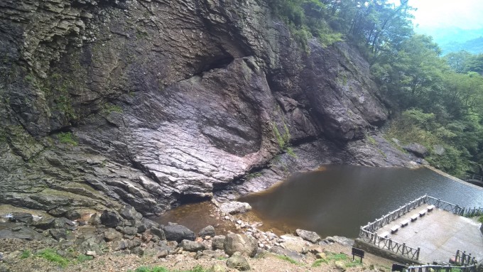 好長一段時間沒有帶著你去旅行了,心里總像有個洪水猛獸被困住一樣時不時的都會跑出來鬧騰一番,實在是心累,最后你實在凹不過我了答應我去個近點的地方,從朋友那聽說天堂寨不錯,于是毫不遲疑地定下了天堂寨這個地方。因為學生黨,剛畢業沒有工作,從生活費拿了大部分當這次經費。好了,不說些有的沒的了,要出發了,天堂寨,我們來了