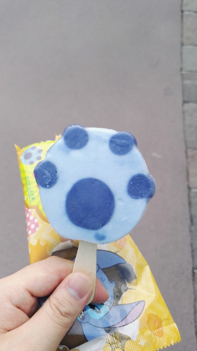 三合一餐券 这个餐券是比较大的,如果不是马上用还是先放到包里好。 在这里我们就要说一下迪士尼乐园有关餐饮的规定了: 严禁带食物,会搜包; 禁止带饮料,但是好像没有食物管制那么严格,还是有可能带进去的。 当然你要是瞒天过海技能比较好的话这些我是听说的,没具体试过,可何必去尝试呢?我是每次出行都背上一定的干粮,但是说实在离家十几天了我至今都没怎么动过。而饮料,我带了一个能接热水的新买的太空杯,被扣了多不值啊,不值得冒这个险。 哦,而且我虽然也觉得里面饭很贵,但是既然有规定,遵循规定同时品尝美食又何乐不为呢?
