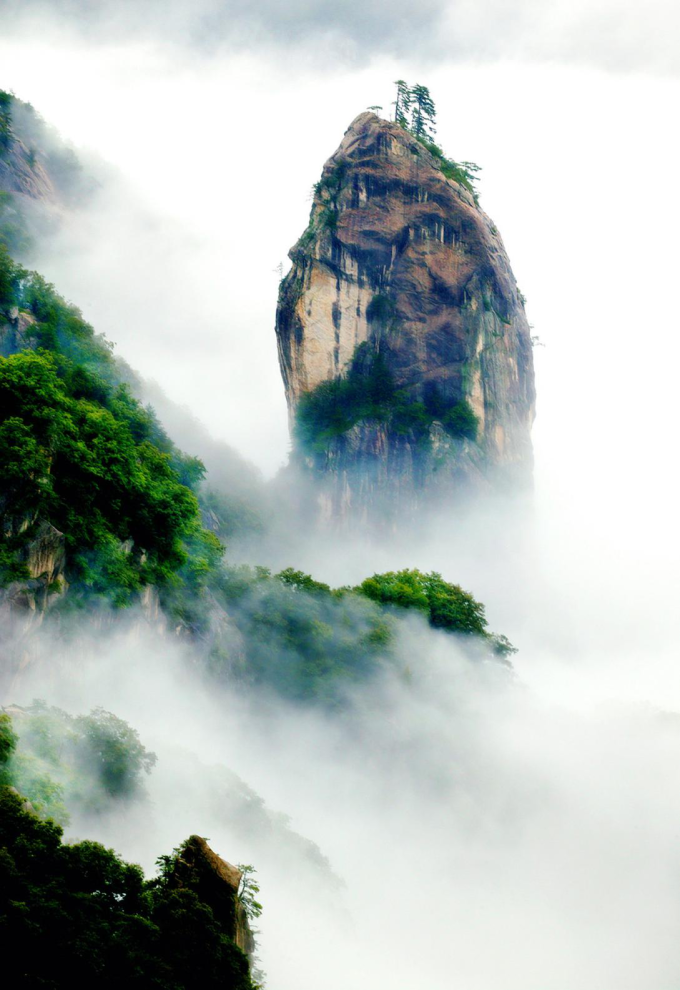 上午9点出发,大约11点左右到达尧山风景区。这是尧山风景区的导游图,根据每位游客的时间和爱好不同推荐的有5条登山路线。我选择的是景交往返+迎枫索道上行+尧山滑道+石人索道下+电车,主要景点都在这条线路上。