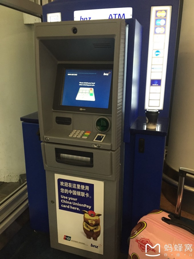 是英联邦国家,保留了英制没有拖鞋和洗漱用品。从汽车旅馆到民宿再到星级旅馆都没有可以洗澡的拖鞋;牙膏,我也是很奇怪也只有星级宾馆里有。 2、各种复印件:护照,签证,驾照和翻译件(不怕一万怕万一,有备无患);提前订的活动的预约单(跳伞热门活动一定要提前订) 3、电器:想拍星空的一定要带单反+三脚架(没有他拍不出来,电筒,为什么?因为要拍星空下的人,必须靠电筒给自己补光,补过了就成了前面的图ET,哈哈哈),三角插头的插线板,不用转换器,但是要买那种有usb充电的,现在手机相机一大堆的,这样方便充电。 (三)驾照