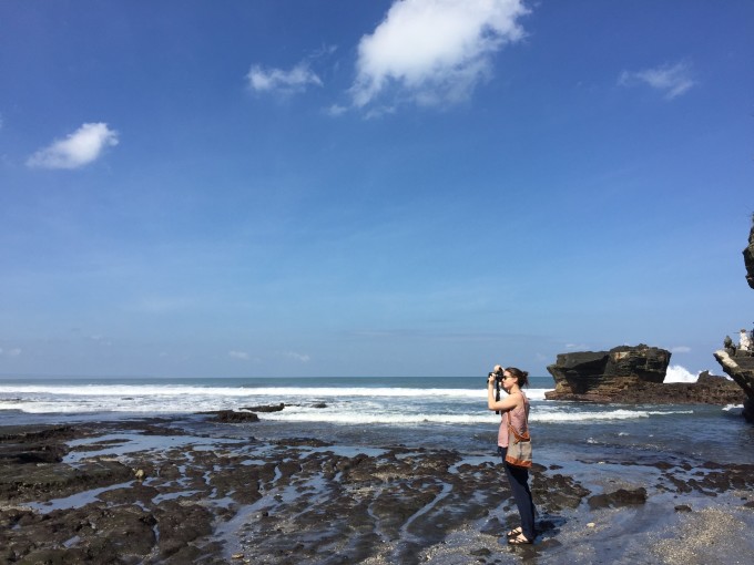 塘的距离,当天可来回。 货币:以美元、印尼卢比为主,人民币汇率非常非常非常差,建议去那儿的伙伴们提前在国内兑好美元,到那儿换当地卢比,当地有很多银行和私人商店可以兑换货币。不要在机场兑换,汇率才0.16简直坑爹,国际汇率是0.19。卢比数额较大,大家可以删去后3个0除2就得到人民币价格了。 物价:和国内一样,不算便宜,一瓶水500ml也要RMB4块了吧。 衣物:长裙露胸露背妥妥的走起!墨镜、拖鞋、防晒霜乃三大法宝。 当地治安:
