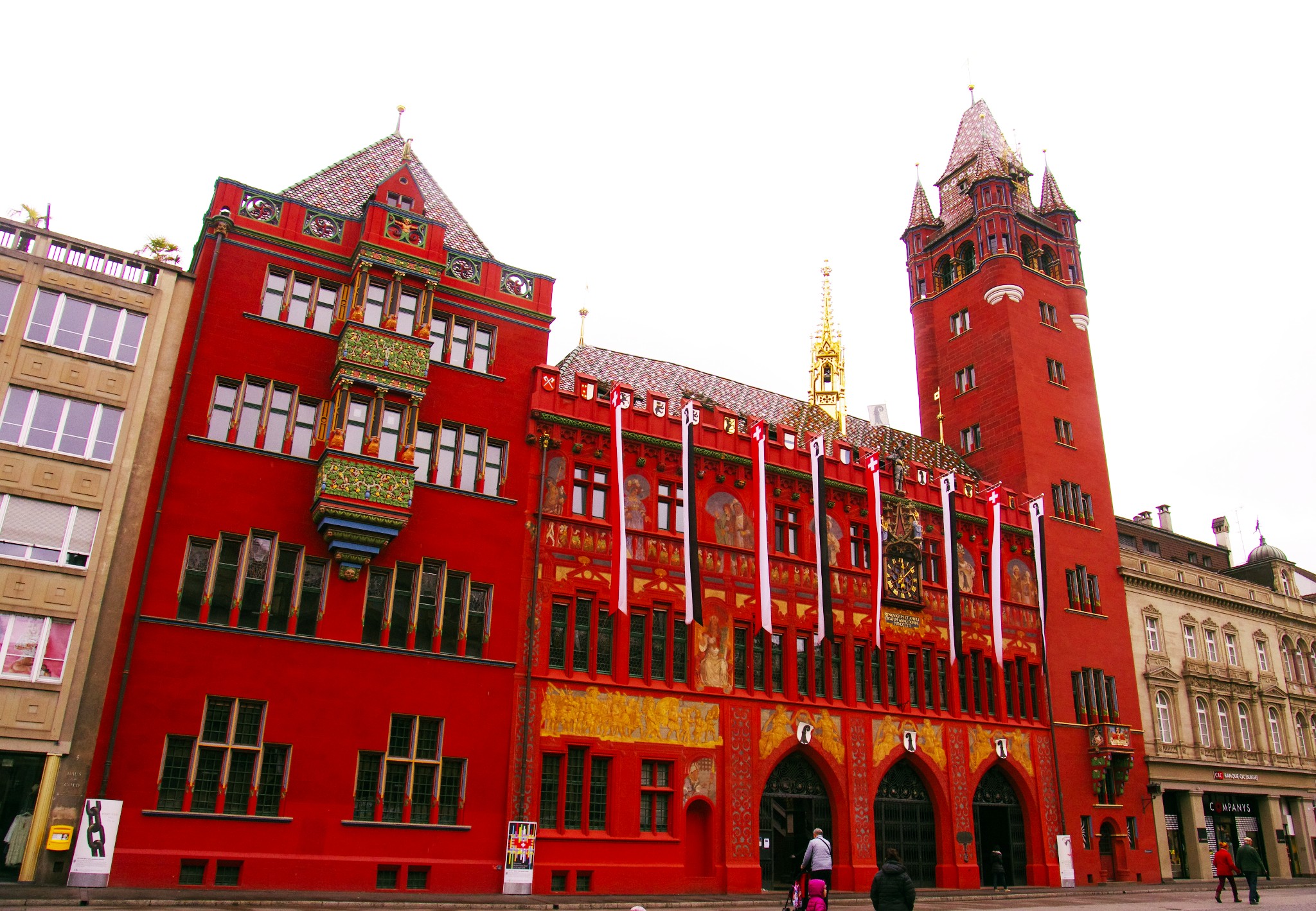 巴塞尔市政厅是一座红色砂岩建筑,拥有独特的塔楼.