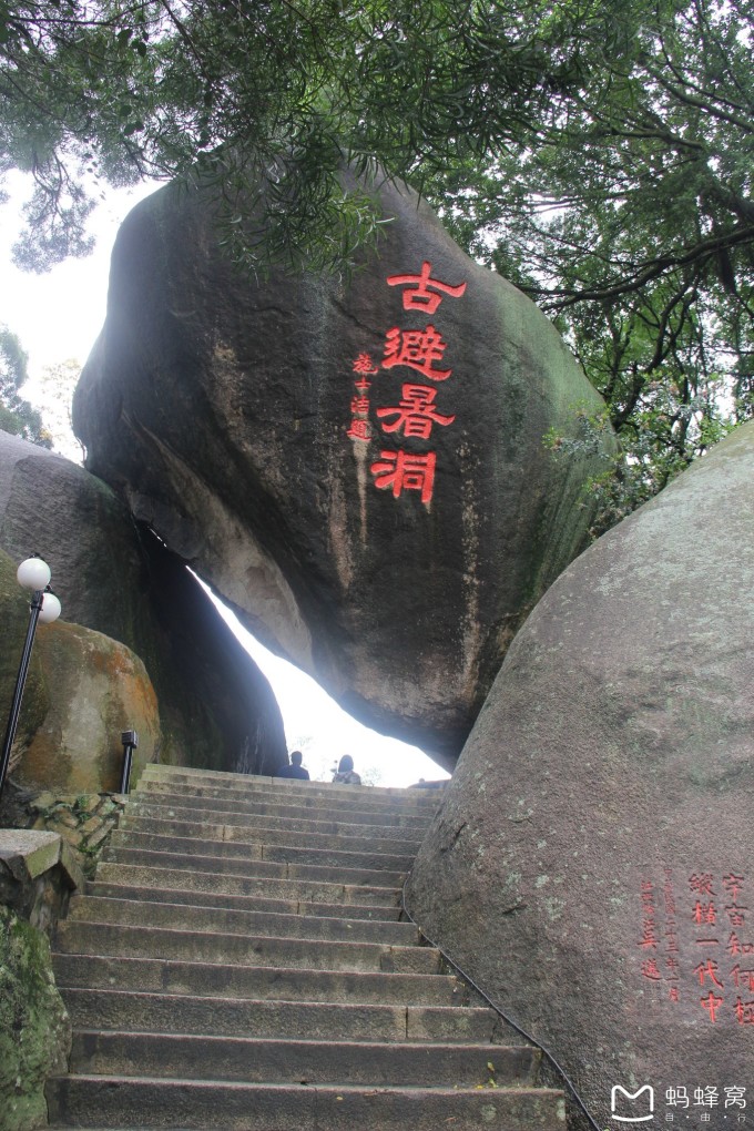 斜塔仅晚十几年。裕昌楼共有五层,房室270间,从三层开始,楼内回廊木柱便从左向右倾斜,最大斜度达到15度;而第四层回廊的木柱又以同样斜度反方向从右向左倾斜,两层楼的木柱看上去东倒西歪。歪斜尽管歪斜,可是若把一层至五层的木柱回廊看成一个整体,最底部的木柱和最顶部的木柱却是保持在同一条轴线上的。裕昌楼的斜,是局部结构的斜,就像今天的央视新大楼,有惊无险,斜而不危。 在景区门口购票:100元/人。咨询好观光线路后,开车进入景区前往田螺坑土楼群--四菜一汤。一路行车过来,山愈来愈高。从景区大门至田螺坑土楼群约1