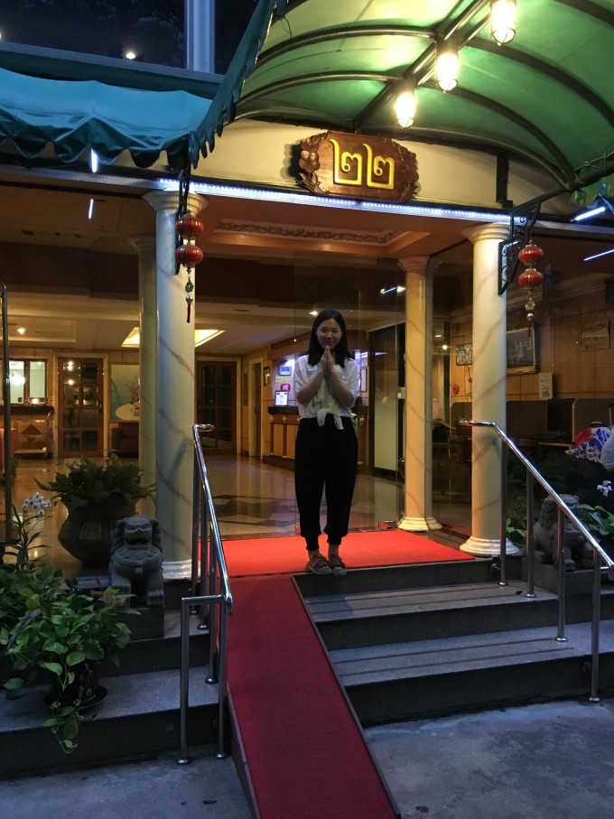 还是亚航,从曼谷到普吉岛,好像100多块钱吧,在去的路上,心里还是想着普吉岛应该就是蓝天白云比基尼的,快到普吉岛机场的天上,看着下面是蓝蓝的海,陆地都是绿油油的一片,感觉有点像二战时候,那种飞到原始岛屿的奇妙感觉,但是下了飞机感觉并不好,因为在下暴雨,妹的,心情顿时不好了,懒猫上面定了个去皮皮岛的行程,多加1元接机,真的是1元接机,不过傻子都知道400一个皮皮岛,这些路费都包含在里面啦。不过辛亏定了个1元接机,我们定的酒店在卡塔海滩,地图上看,以我老司机的经验,按直线距离,觉得这种小国家顶多20分钟就到了