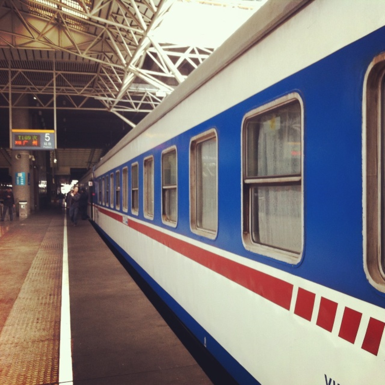 客人自行前往上海南站乘(k287次20:24-次日06:27)火车硬卧前往南昌站